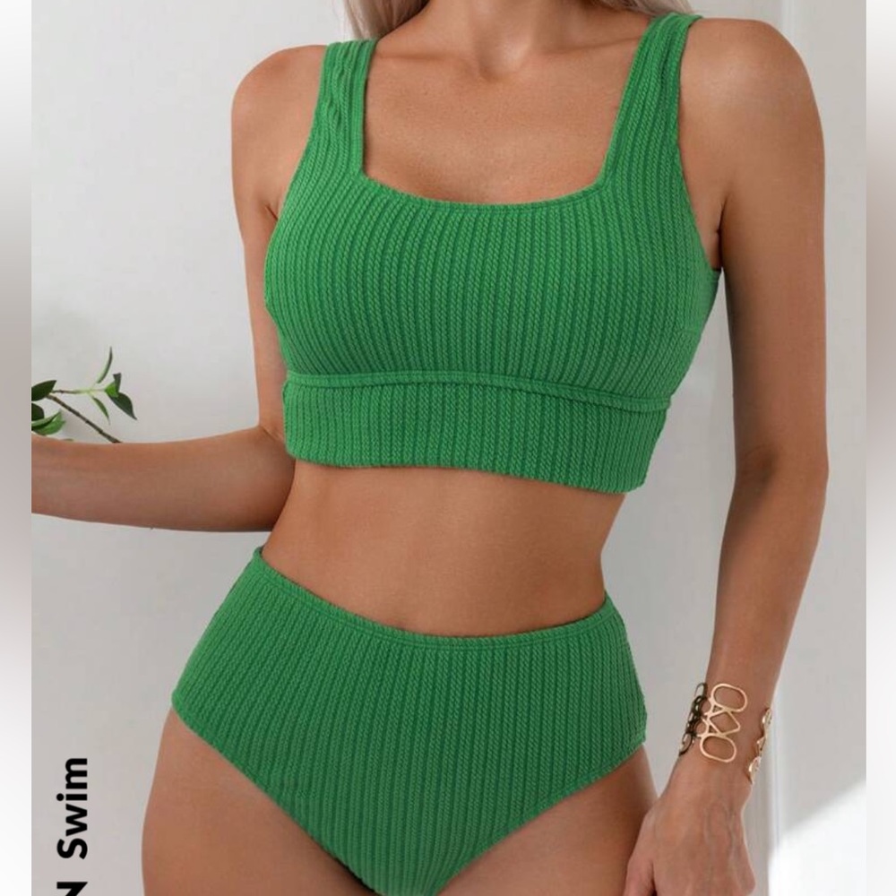 Two piece bathing suit 💚